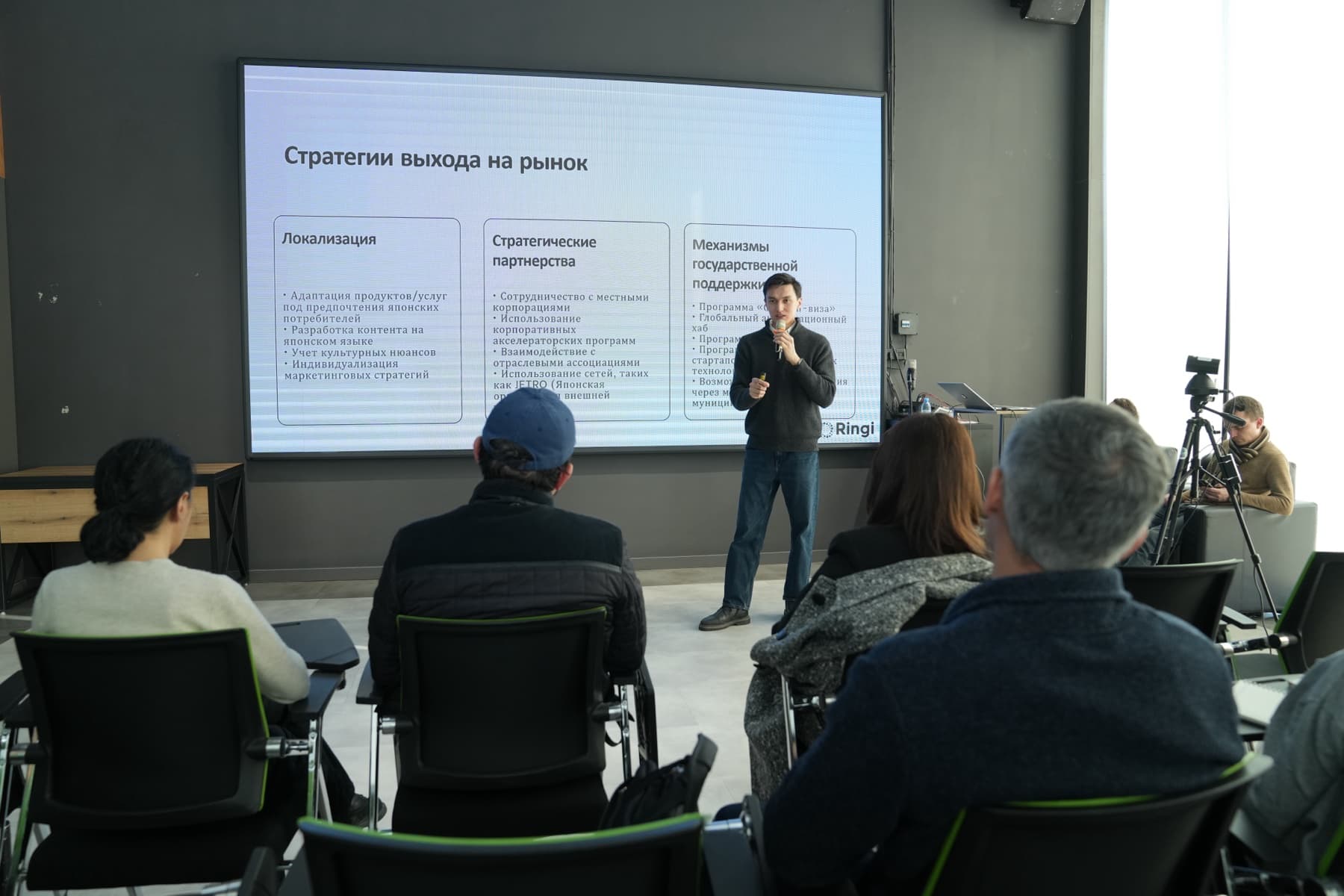 Yerzhan Karatayev presenting on AI and business workflows